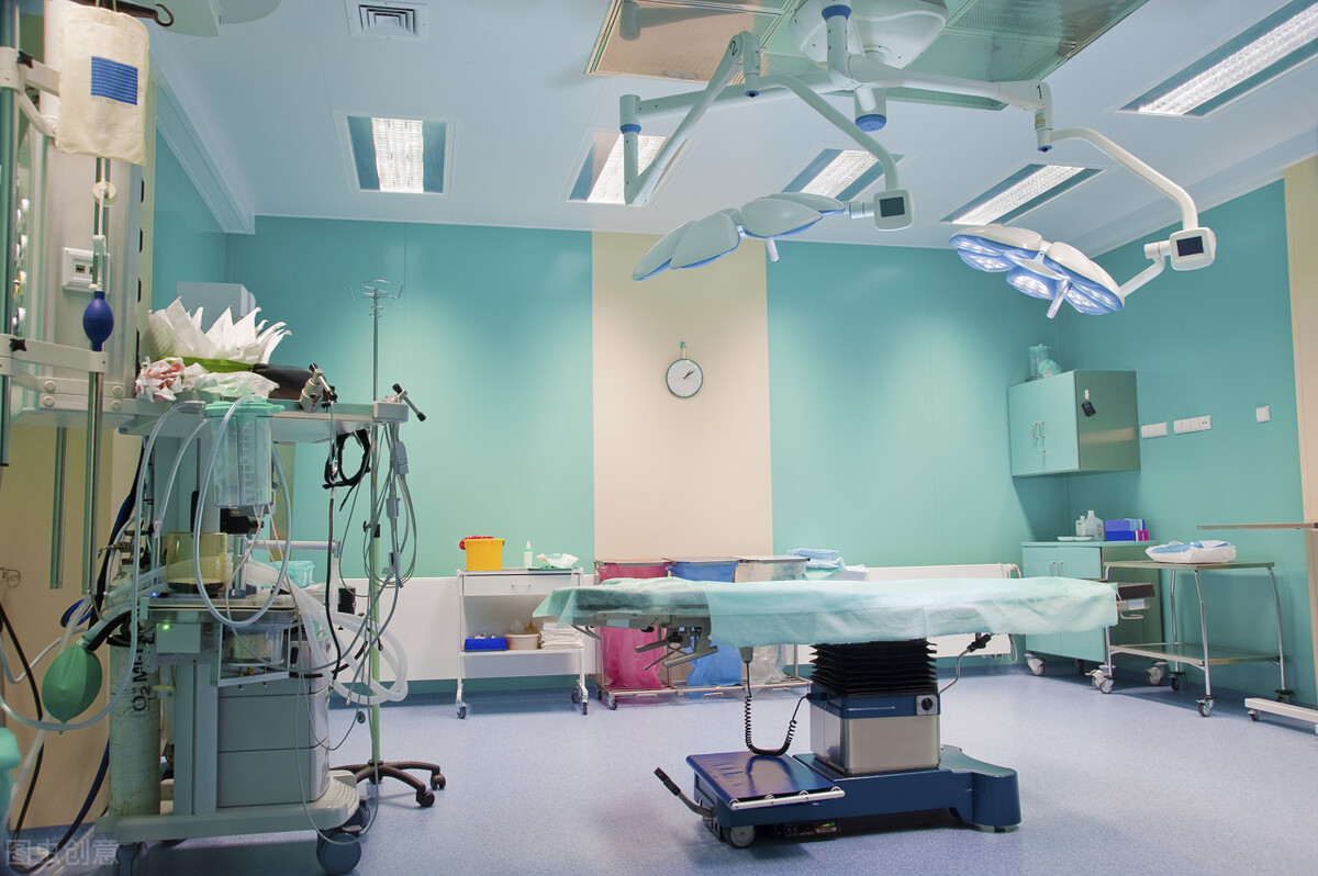 手术大夫是否穿内裤,医生做手术必须裸穿手术衣