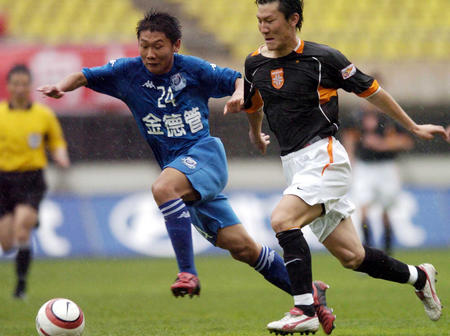 深圳新鹏城终迎中超历史首胜,中超武汉5-2逆转送青岛11连败