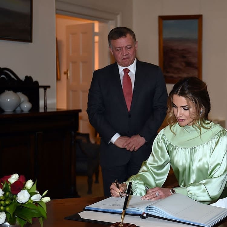 王室女性成员签名照：女王贵气，莱后最霸气，最优雅当属戴妃