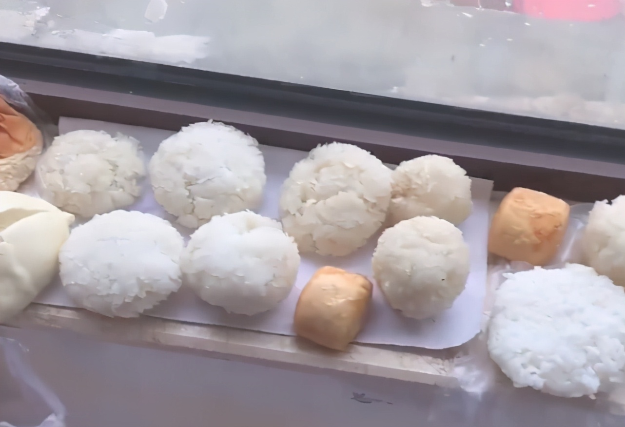 山东一男子回国隔离期米饭吃不完,将剩饭捏成饭团晒干带回家获赞