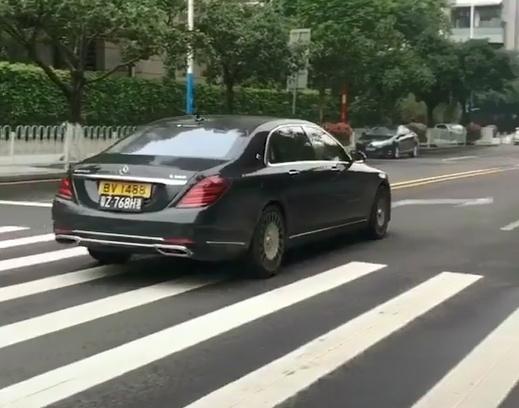 广州偶遇右舵版S680，车牌有3种颜色，价格比国内便宜200多万