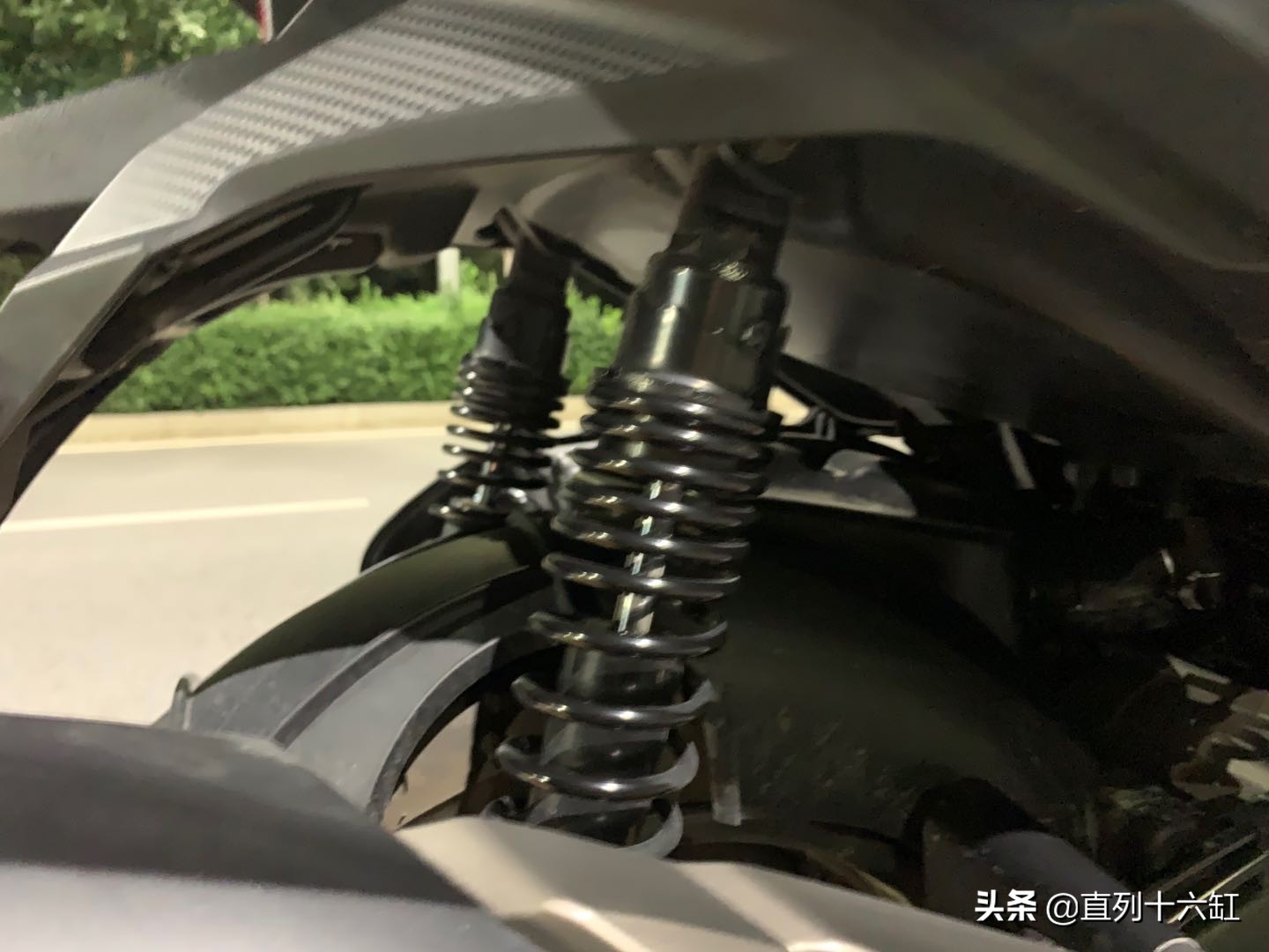 光阳进口赛艇s400国外测试,光阳xcitings400长途表现