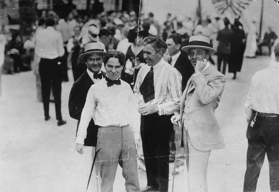 他5岁登台表演，12岁丧父13岁流浪街头，1个跌跤迎来喜剧人生