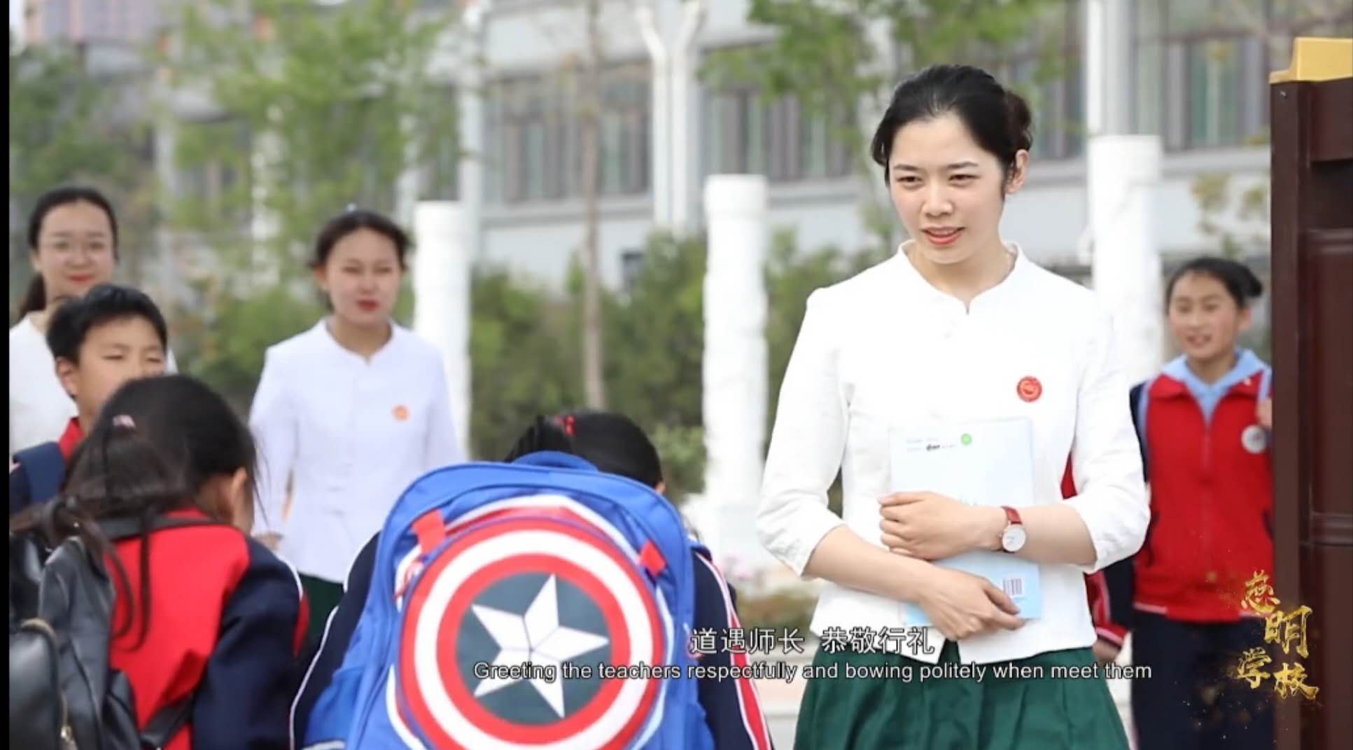 一所充满爱的学校,这是一所漂亮的学校英语