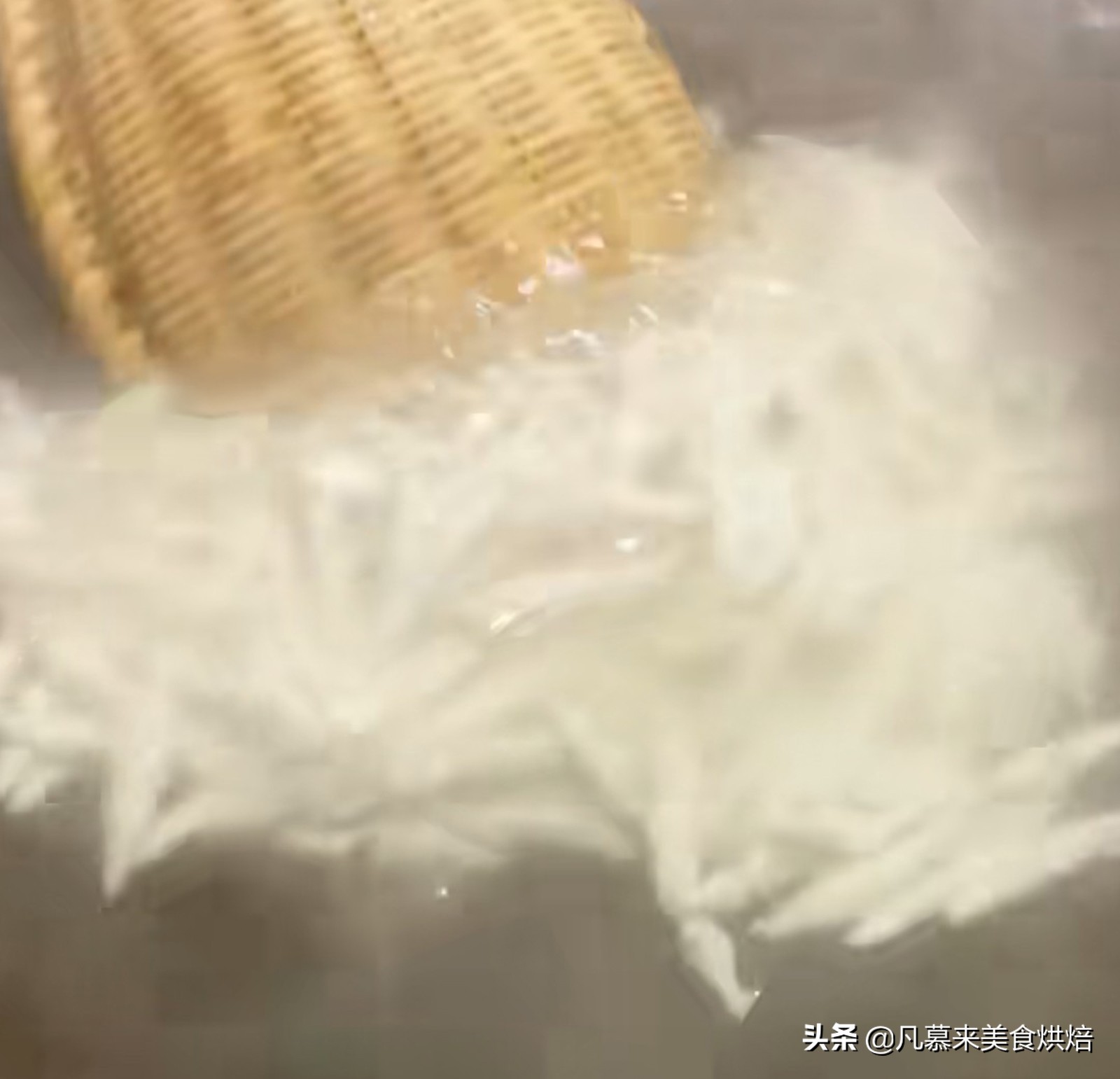 砍回养活了全球6亿人的木薯，做成一道快失传的美食“木薯粉虫”