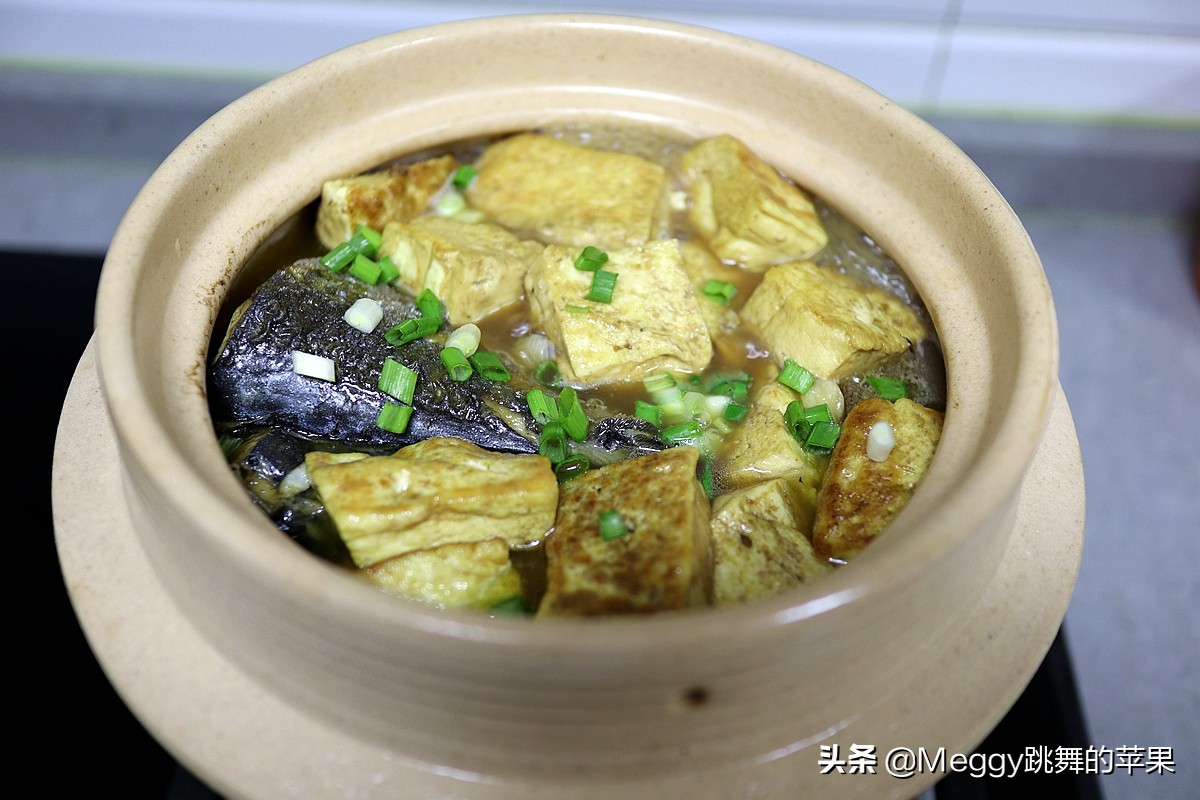 豆腐炖鱼块大锅饭正宗做法,春节炸鱼块炖豆腐