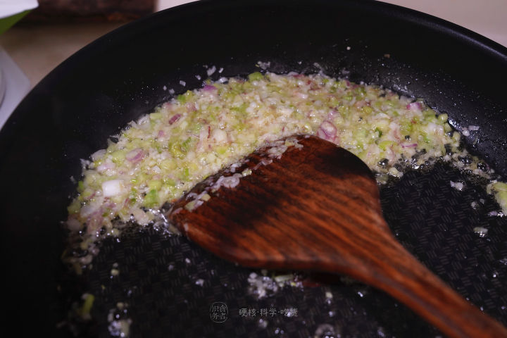 煎牛排大火会糊吗,煎牛排温度高黄油糊了