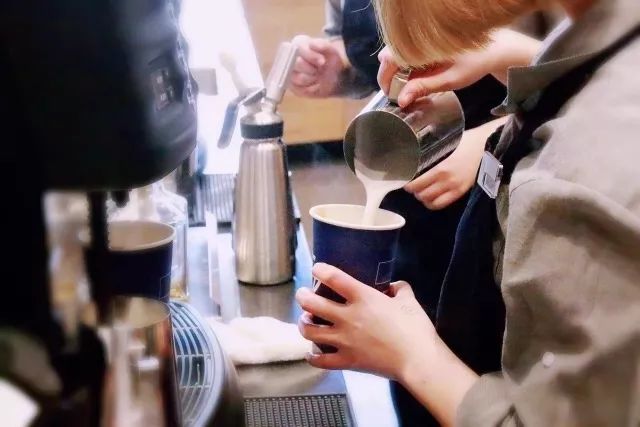 星巴克与瑞幸咖啡更推荐去哪个,聊聊瑞幸咖啡加盟