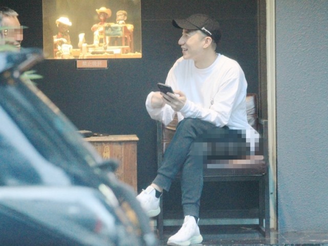 成龙儿子房祖名近况曝光，抽雪茄开豪车，下半年已有全新演艺计划