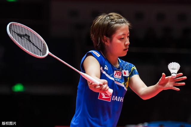 羽毛球最先在哪边发球,羽毛球发球区1-6号区的位置