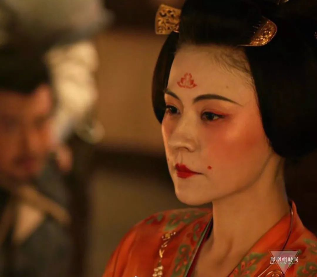 咬唇妆升级版蝴蝶唇带你穿越想去的年代