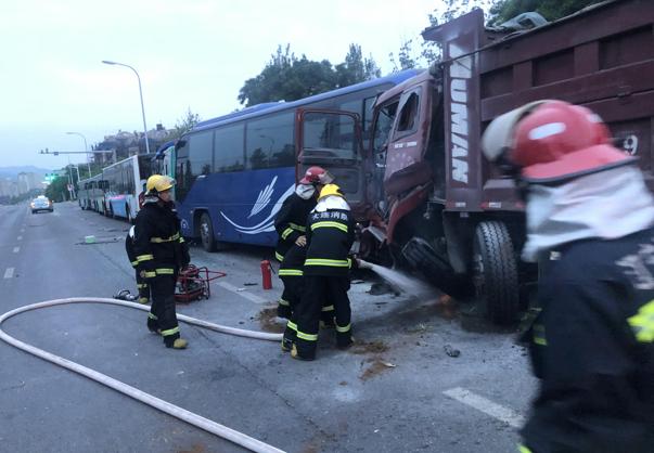 第五郡着火,闹市区大货车失控