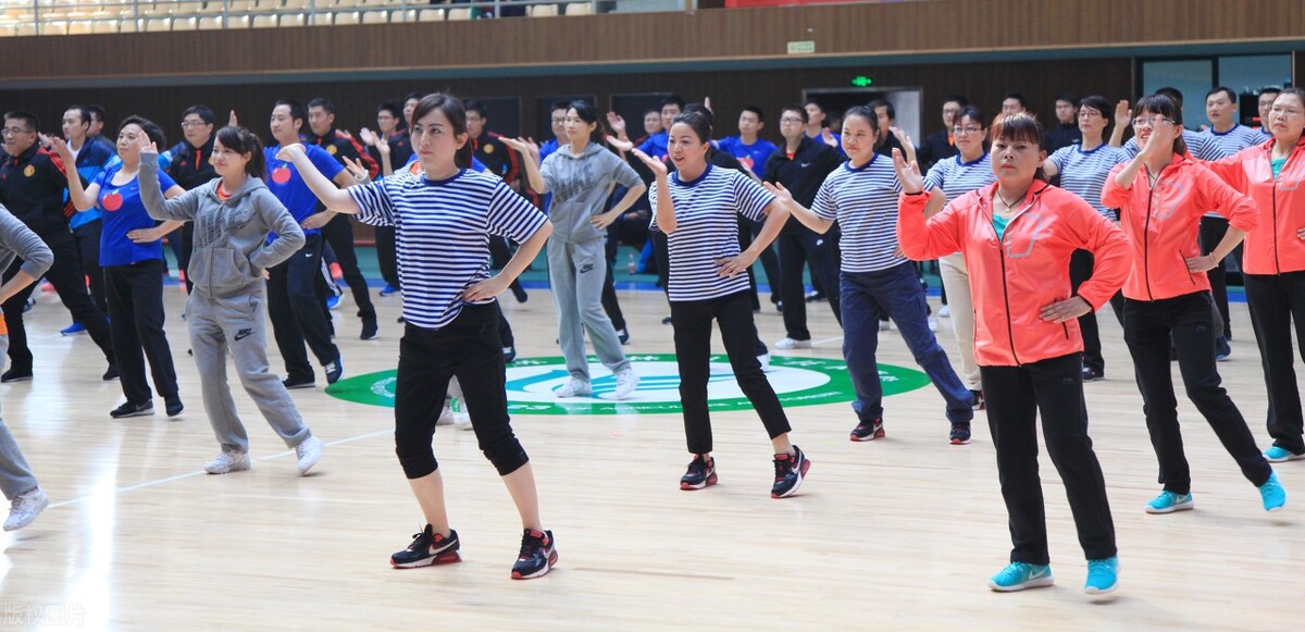 00后跳广场舞大妈不甘示弱,90后小伙领大妈跳广场舞