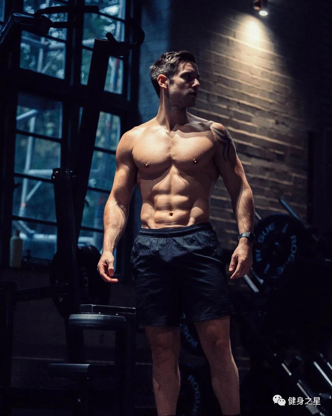 神似top的腹肌男,酷似海王的男模