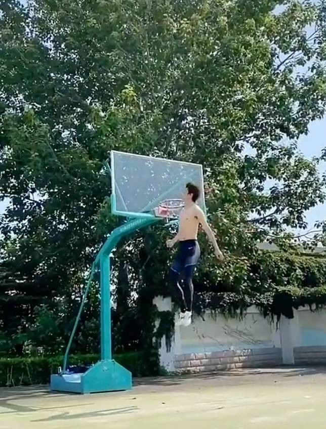 篮球扣篮大神乔丹,篮球之神乔丹90度三分