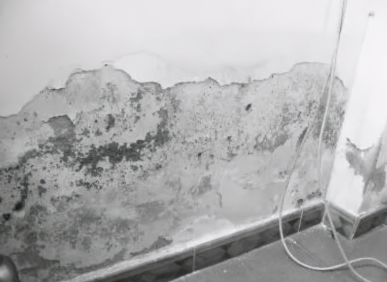 墙面掉皮怎么修补最好,墙面反碱掉皮如何修补