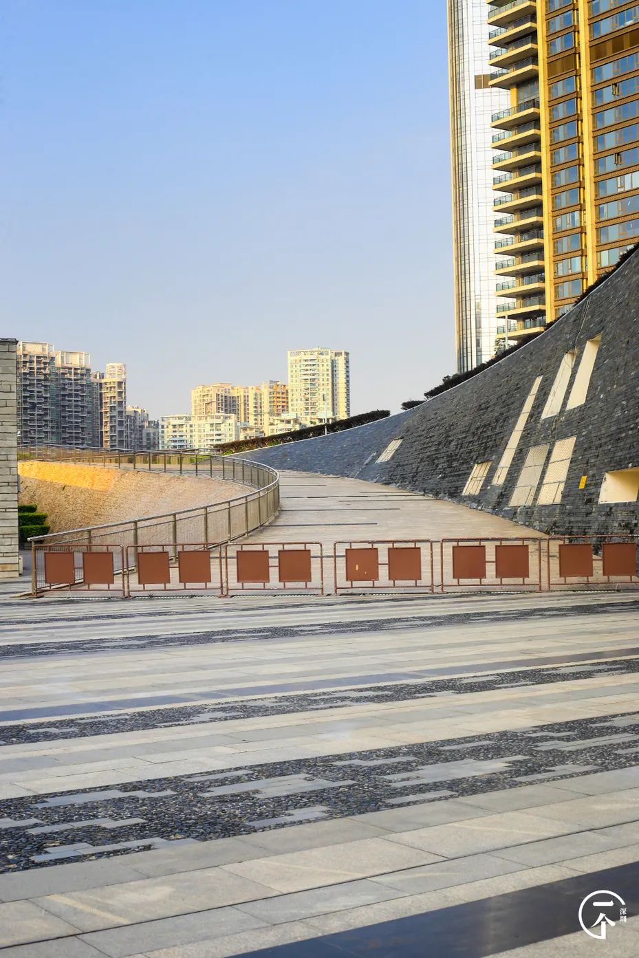 2000万在深圳能买到别墅吗,2000能在深圳租到怎样的房子