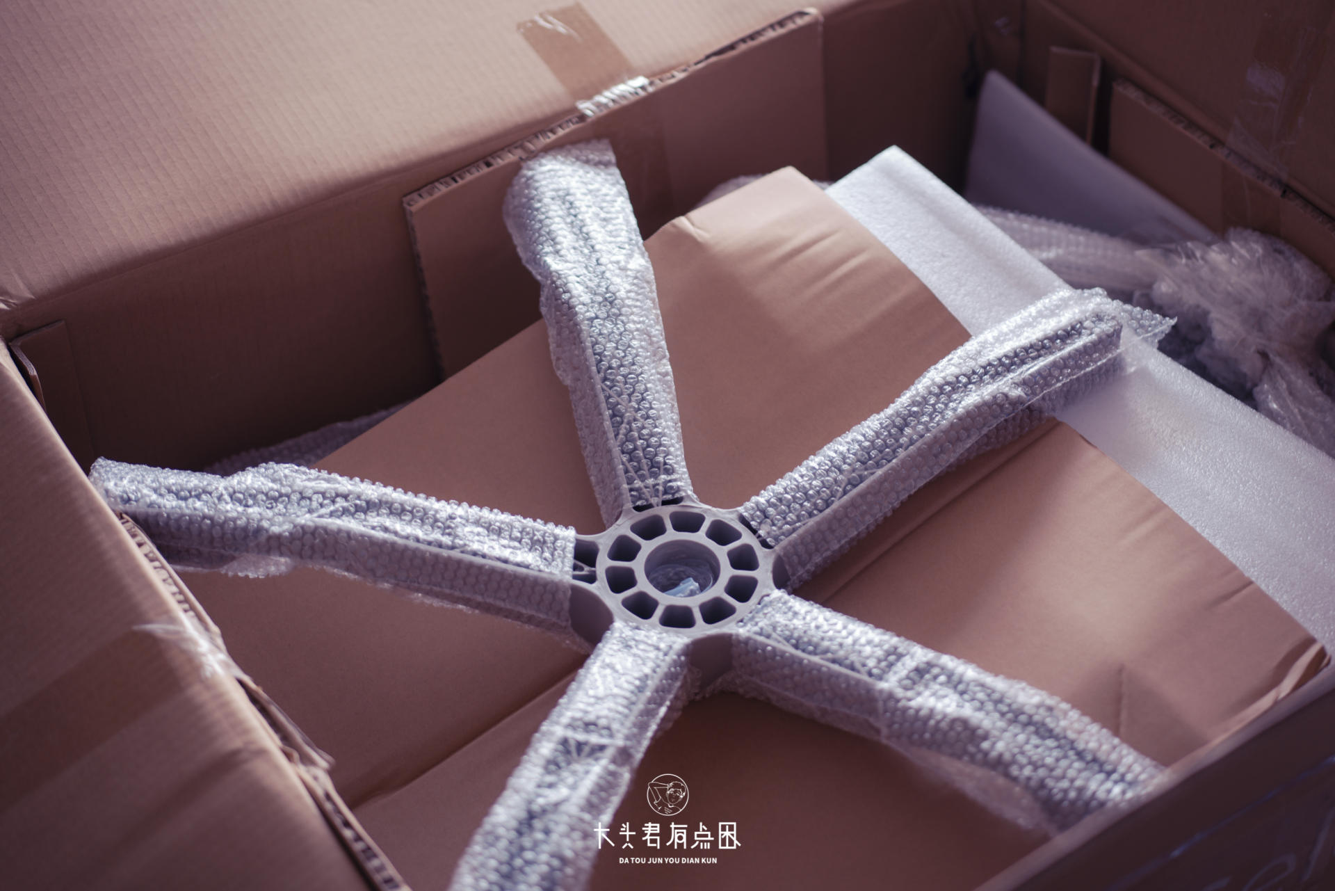 「大头君有点困」舒适再升级，网易3D悬挂腰靠人体工学椅使用感受