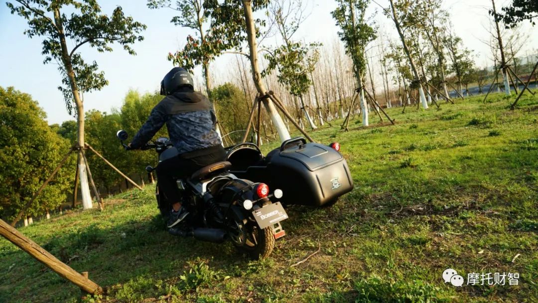 胖虎试驾：长江边三轮Bobber400