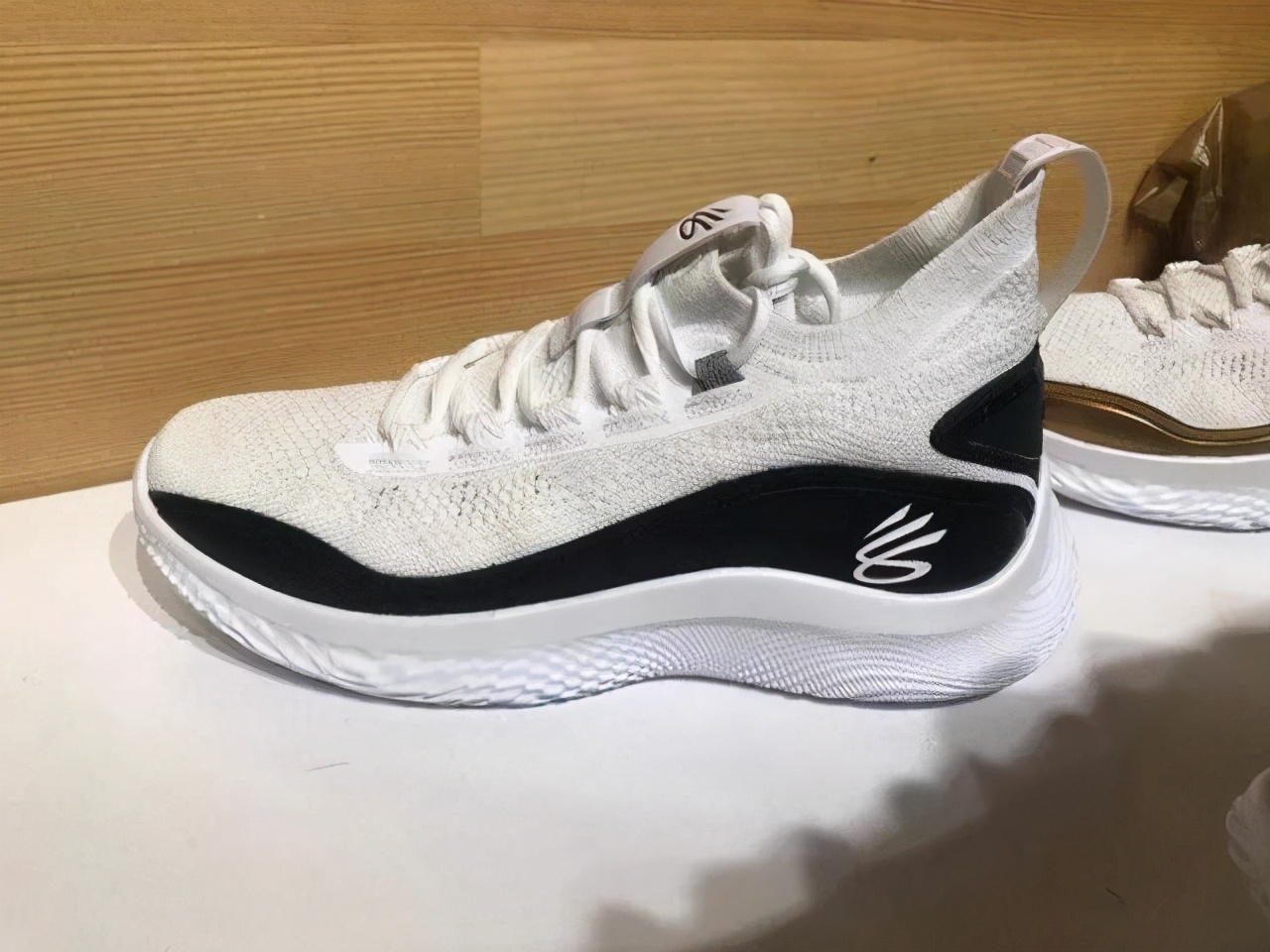 库里今年最新款,库里个人新品牌