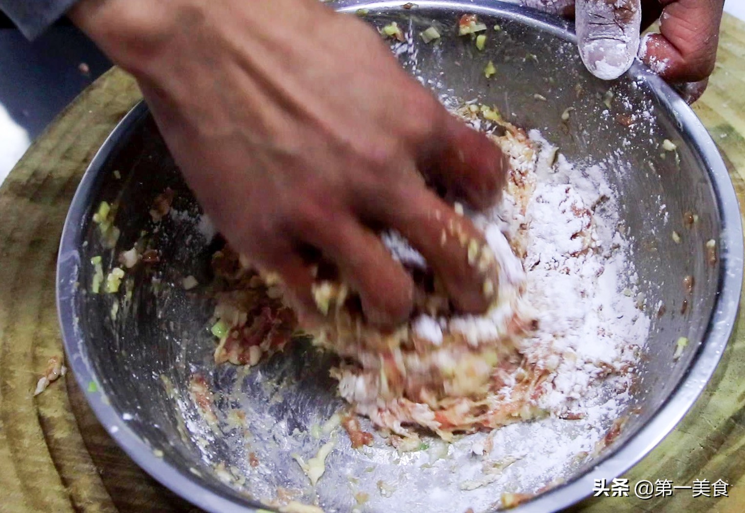 狮子头怎么做才松软又好吃,红烧狮子头为什么加鸡蛋