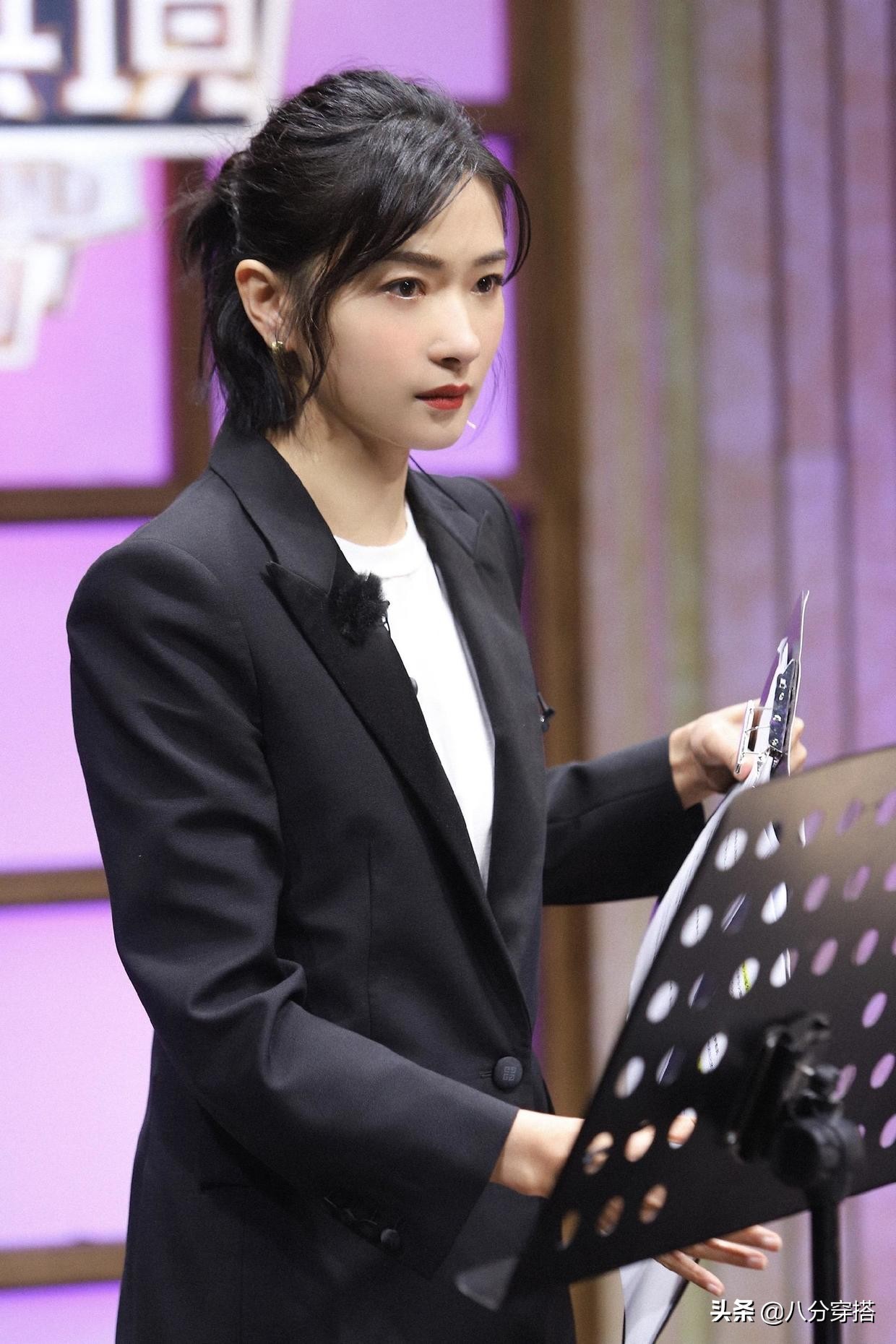 万茜西装搭配小白鞋,万茜黑色西装搭配图