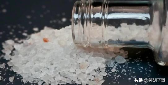 盐放在木板上会怎么样,把盐放进冰箱里