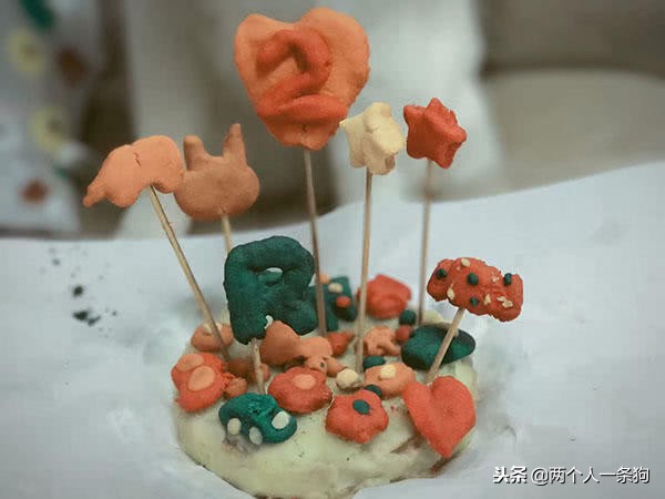 妈妈忙一晚上给萨摩耶做蛋糕庆祝生日，结果一言难尽，软糖：秒光