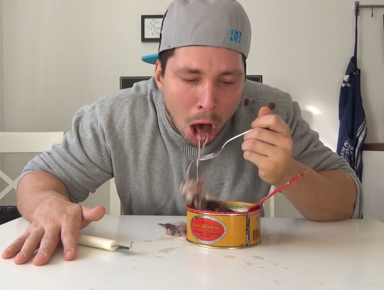 堪比生化武器的罐头,爱斯基摩人吃腌海雀片段