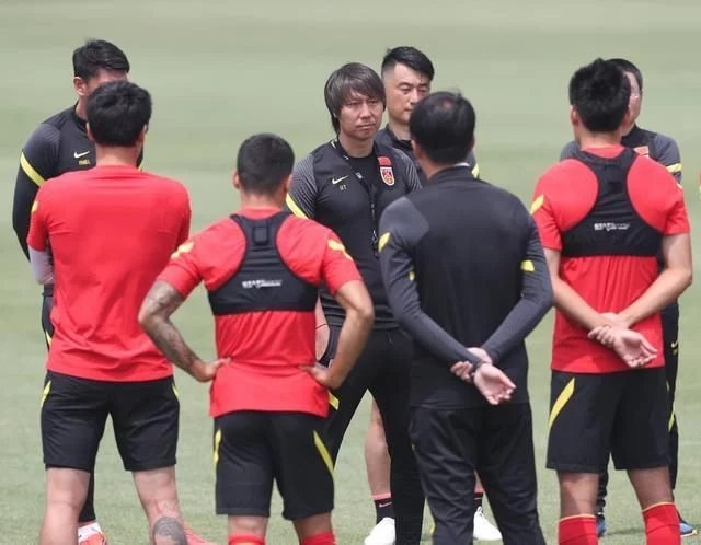 李铁向工作团队和球员表达感谢，同时明确表态：希望理解他的严厉
