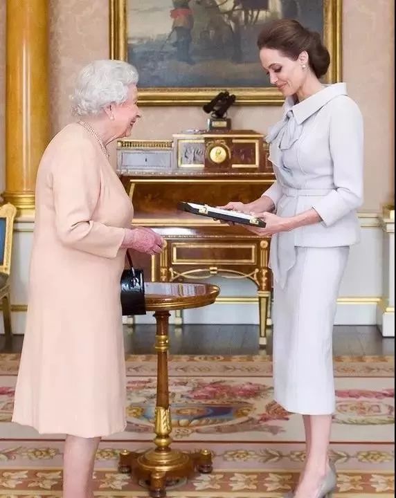 戴上珍珠发夹就是小仙女,当女人戴上眼镜