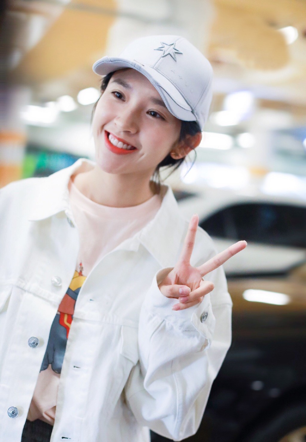 唐艺昕白色外套搭浅色牛仔裤,唐艺昕穿背带裙现身机场减龄扮嫩