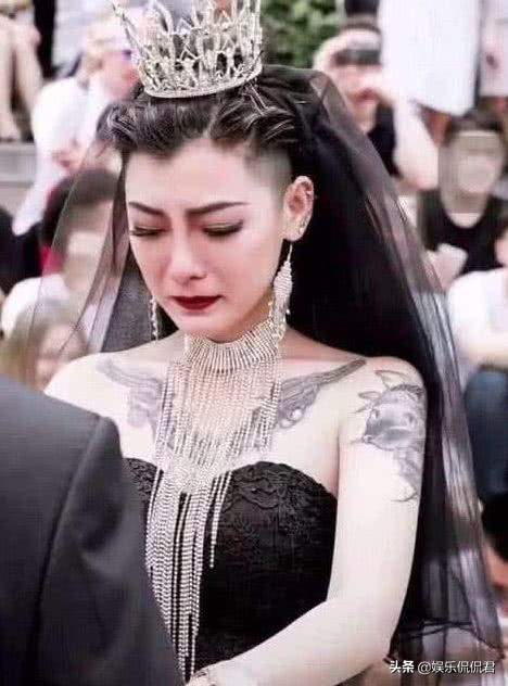 那位剃头又纹身的“黑婚纱新娘”,红遍全国后,如今成了这样
