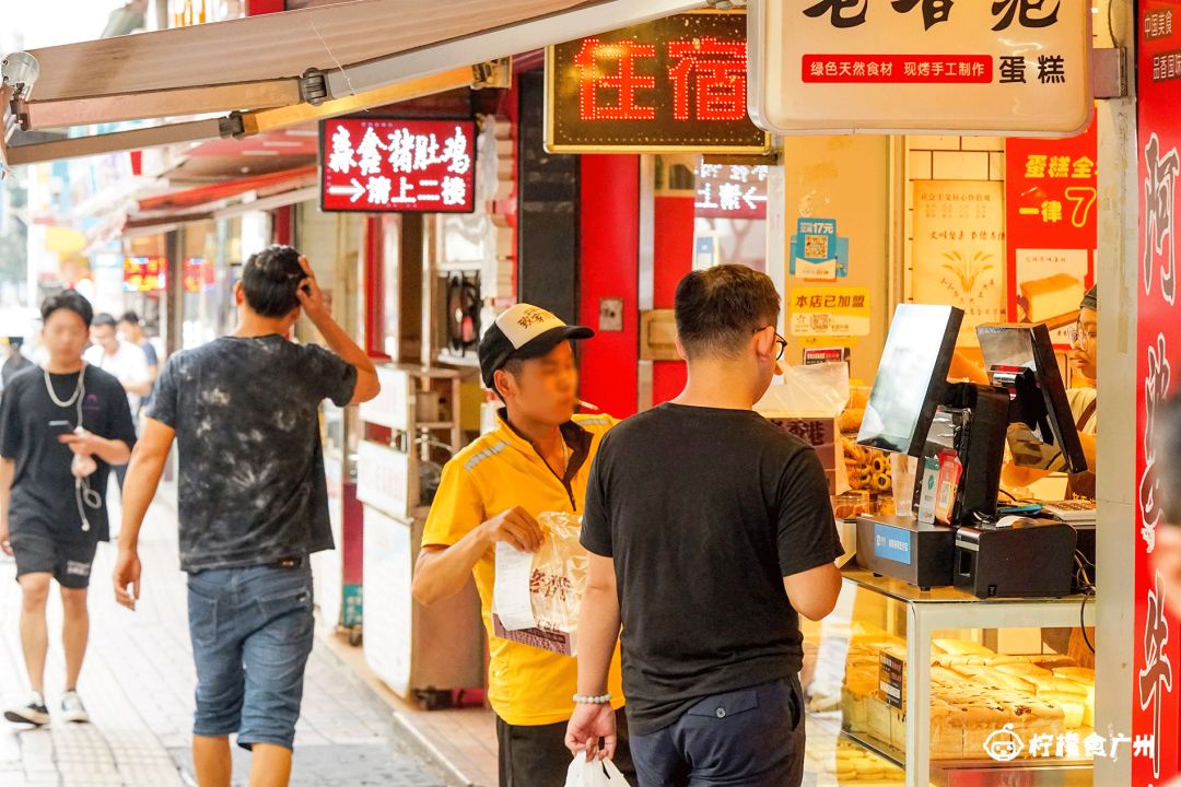 冰淇淋泡芙，3块钱1个，嘿嘿