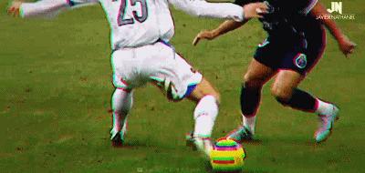 他拥有世上无与伦比的外脚背技术，比C罗更有天赋可是难有成就