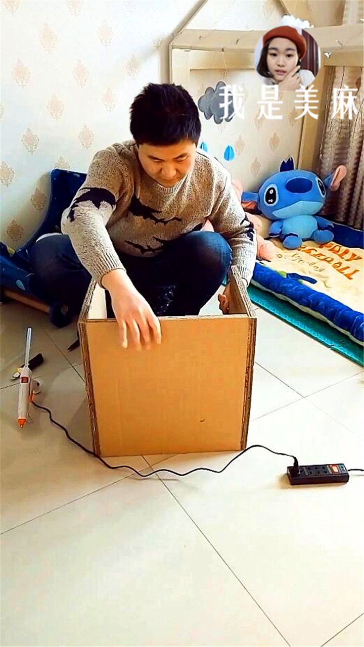 儿子用废纸箱做的手工,爸爸给孩子制作书桌