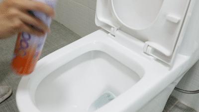 拉屎的时候怎么防止溅水,教你怎么拉粑粑不粘马桶上