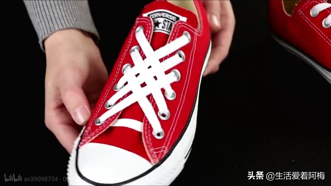 怎么系鞋带才能让鞋带系得更紧实 (教你如何系鞋带最全鞋带穿孔技巧)
