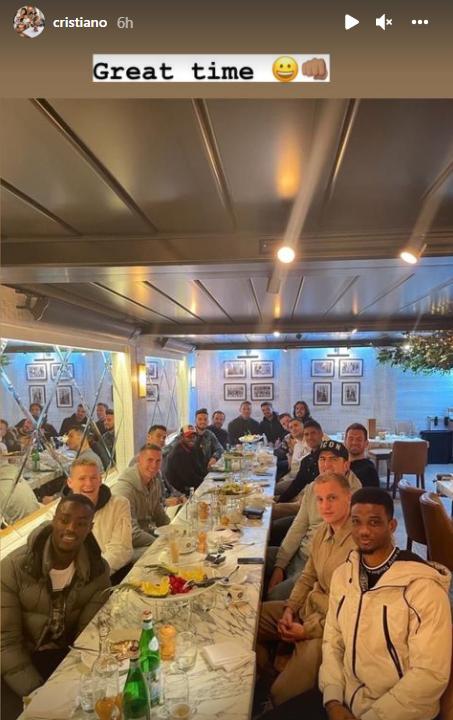 c罗西装革履与沙特亲王共进晚餐,c罗和曼联队友见面