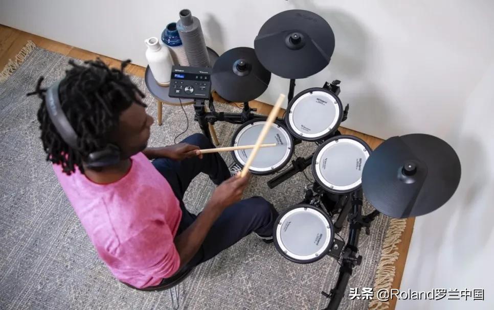 选电子鼓还是真鼓,选电吉他还是木吉他