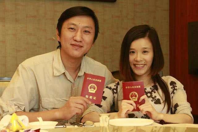 真美！瘫痪21年桑兰，丢掉轮椅坐草地拍照：一定有机会再站起来