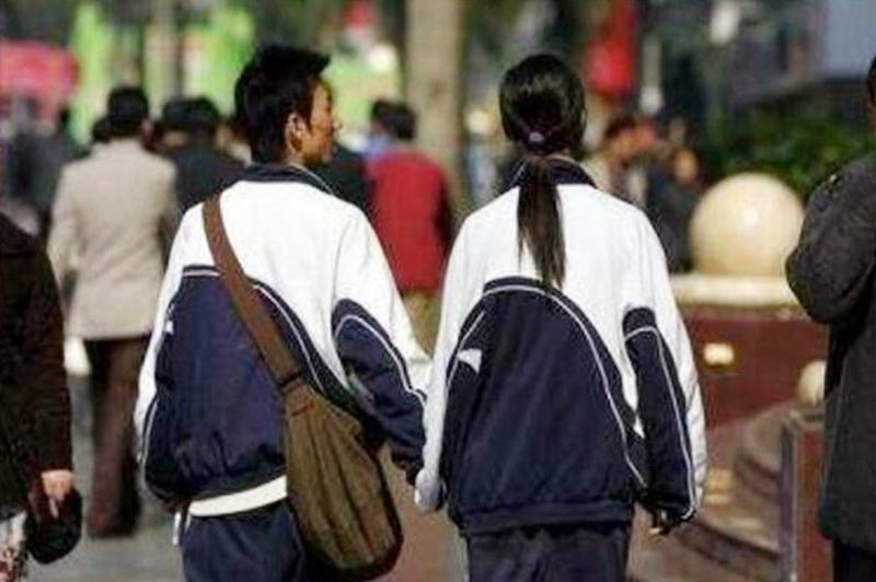 父亲问青春期女儿：你还是“处女”吗？如何正确和孩子谈“性”？