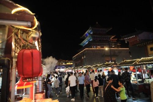 这座城以夜市美食闻名,传承千年彻夜灯火,通明人山人海