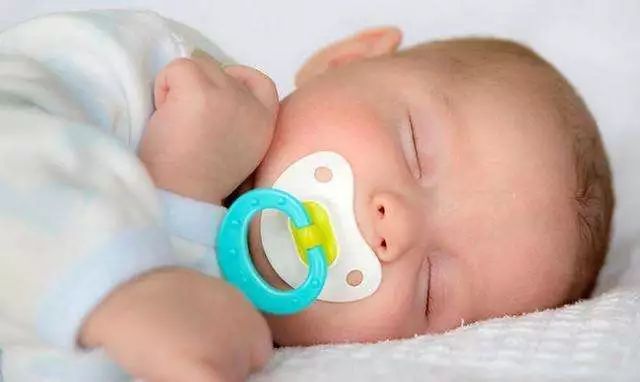 新生儿哭得无理取闹怎么办？9个安抚绝招还你一个天使宝宝！