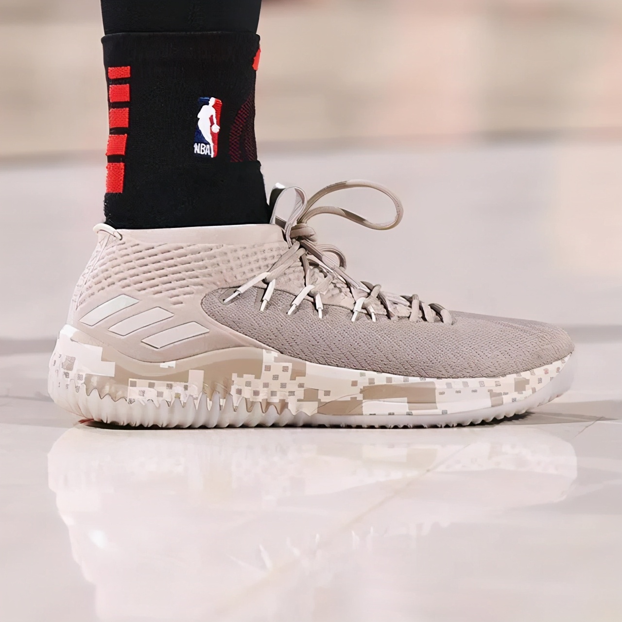 NBA球员上脚：老兵节配色的球鞋很酷，总冠军后卫签约李宁