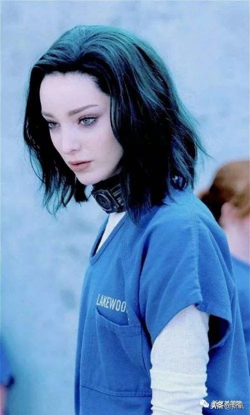 谭松韵蓬松的头,谭松韵摘掉眼镜打扮后惊艳出场