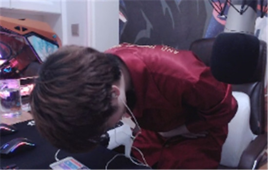 嗨氏在快手直播什么,嗨氏人气遭张大仙碾压