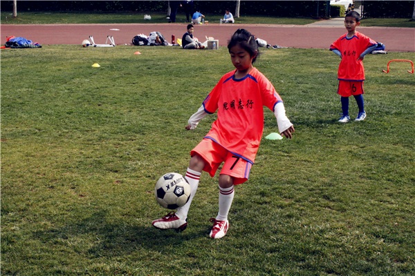 教小孩踢足球先从哪学起,少儿足球训练教学视频教程