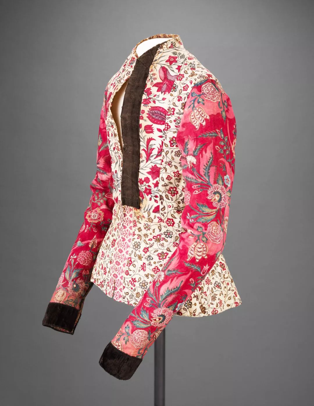 穿粉色就是娘娘腔？让小李子和猫王告诉你什么叫“油而不腻”