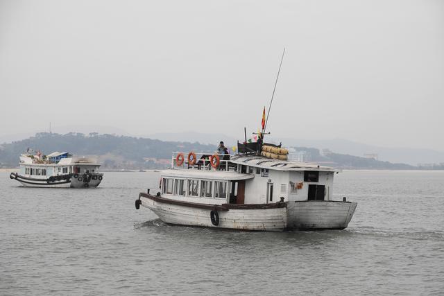 这里虽然风景如画人们生活的却很凄惨没日没夜的追着大船讨生活